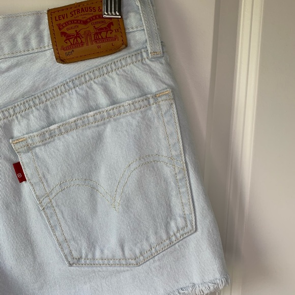 Levi’s 501 light wash mid rise cut off short - Picture 7 of 9